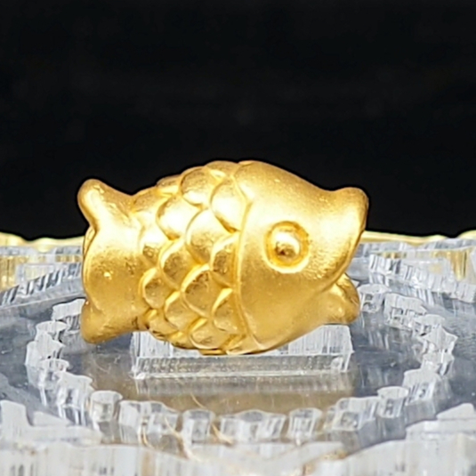 Anya Charm ปลาทอง น้ำหนัก 0.56-0.6 กรัม ทองคำแท้ 99.9%