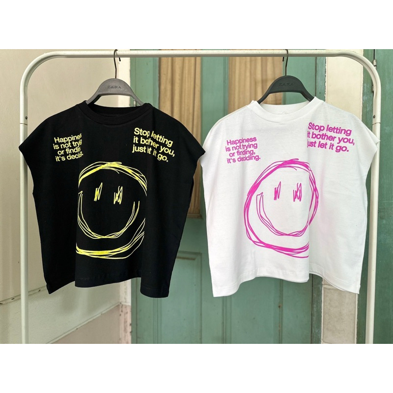 SUBMIT | Crop top เสื้อครอปแขนกุด She ลายยิ้มเขียน