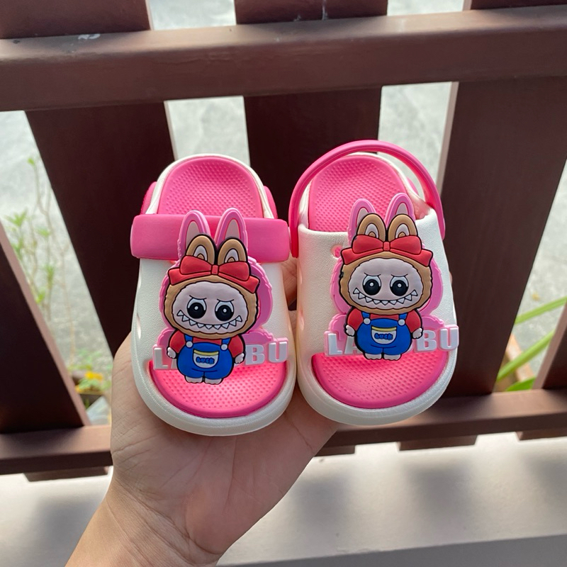 ”พร้อมส่งจากไทย“รองเท้ารัดส้นเด็กลาบูบู้ หน้าหมุนได้ พื้นนุ่มเบา เด็กชาย เด็กหญิง