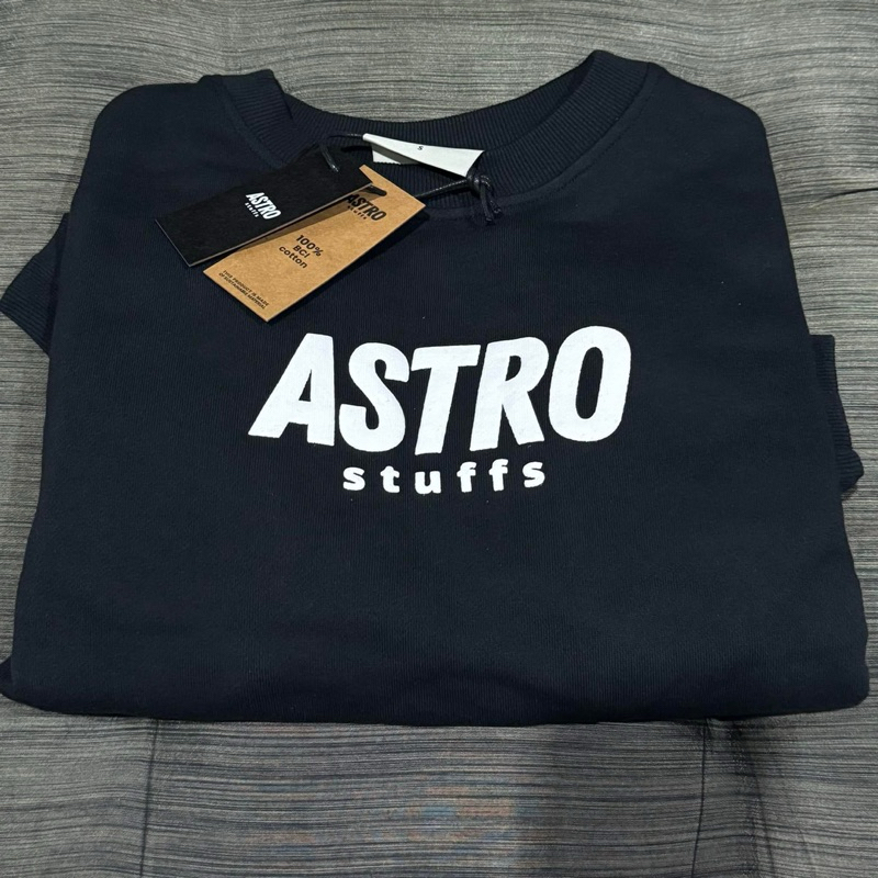 ASTRO stuffs เสื้อ CROPPED SWEATSHIRT ของแท้ สินค้าใหม่ราคาเต็ม 1,500 Sale สินค้าของแท้ ใหม่ มีสองสี