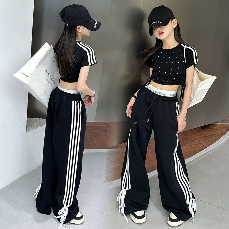 F526-F527 เสื้อครอปสีดำแต่งมุข กางเกงวอร์มขายาวแถบขาว(แยกชิ้น)