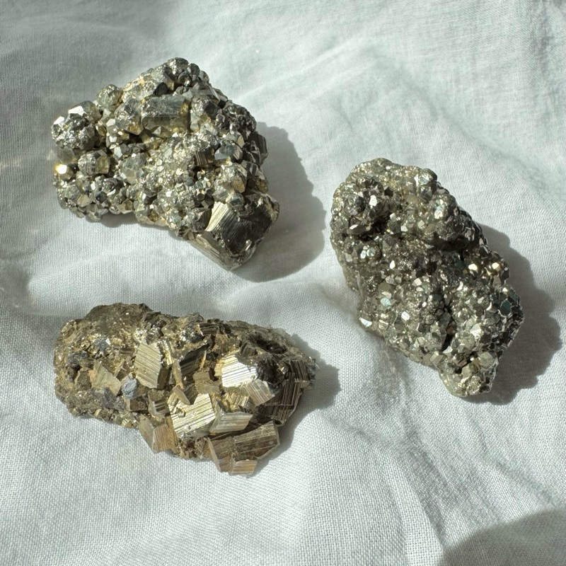 Pyrite ผลึกไพไรต์ดิบ เพชรหน้าทั่ง น้ำหนัก 23-45 g
