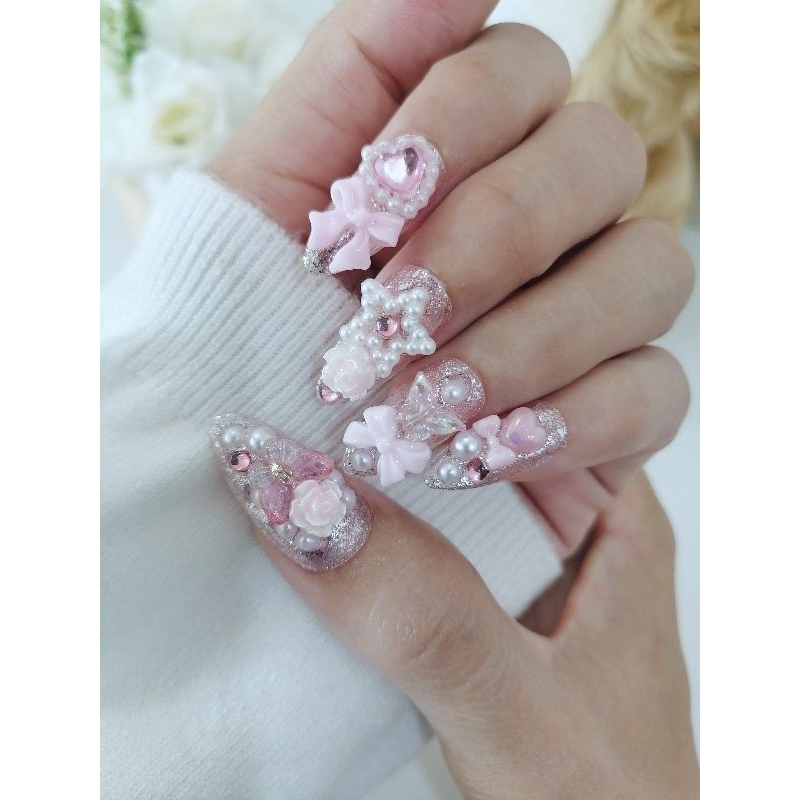 ✨New✨เล็บ​ปลอ​มสี​เจล​แท้​ทรง​ปลาย​แหลม​ สีเงิน, สีชมพู​กลิต​เตอร์​ ติดอะไหล่​คละแบบ​ สวยหวาน เจ้าหญิง