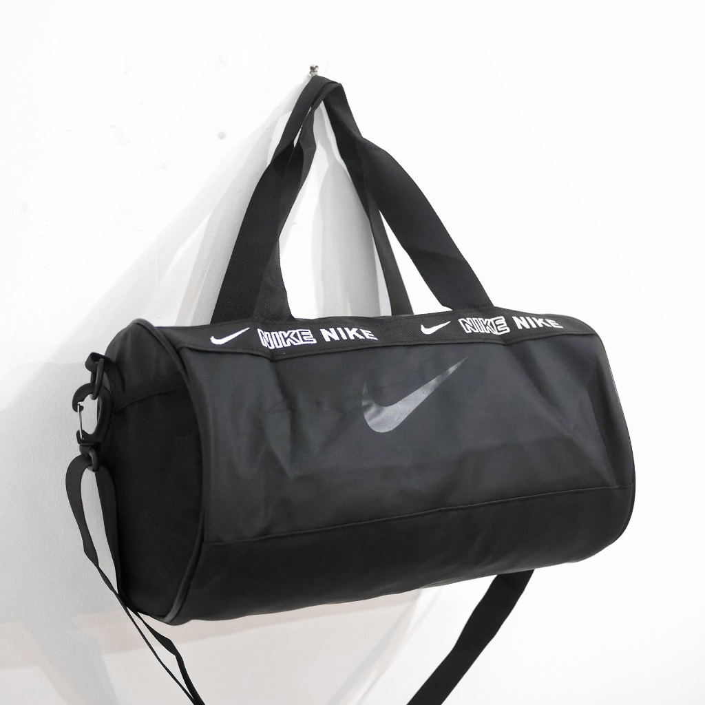 Nike กระเป๋าฟิตเนส/เดินทางแบบหิ้ว ขนาด 38 ซม. ผ้ามันกันน้ำ สกรีนโลโก้ดำ สายสะพายไหล่ถอดได้