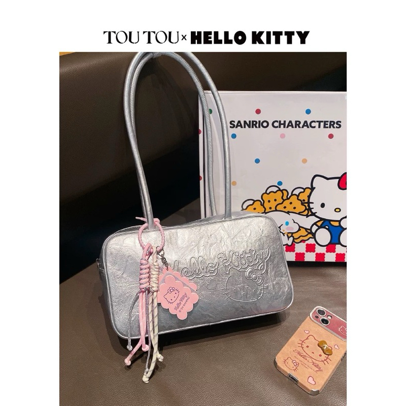 พร้อมส่ง♡ TOUTOU x Hello Kitty กระเป๋าสะพาย shoulder bag🎀 silver (ใช้โค้ดลด 30%) จากช็อปแท้💯