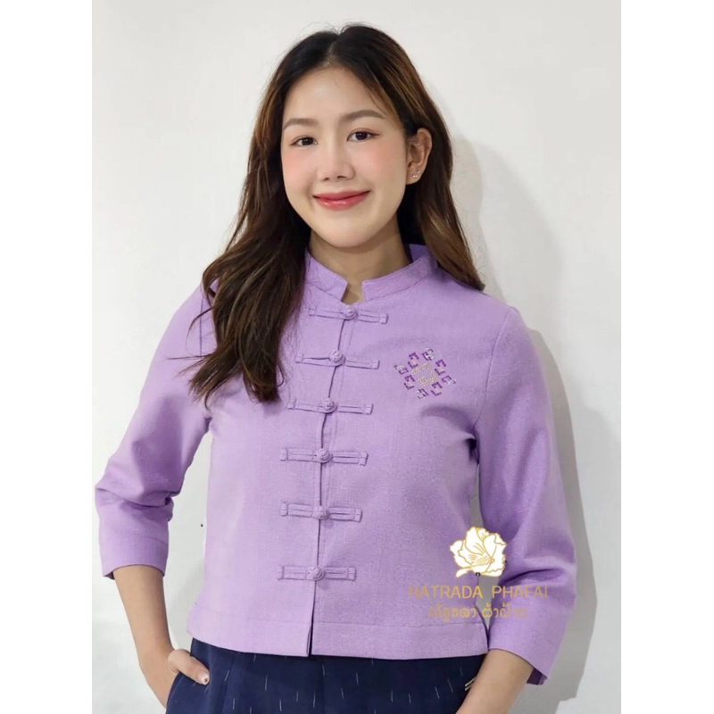 เสื้อคอจีนปักลายพระราชทาน(ผ้าเปลือกข้าวโพดผสมโพลีเอสเตอร์)