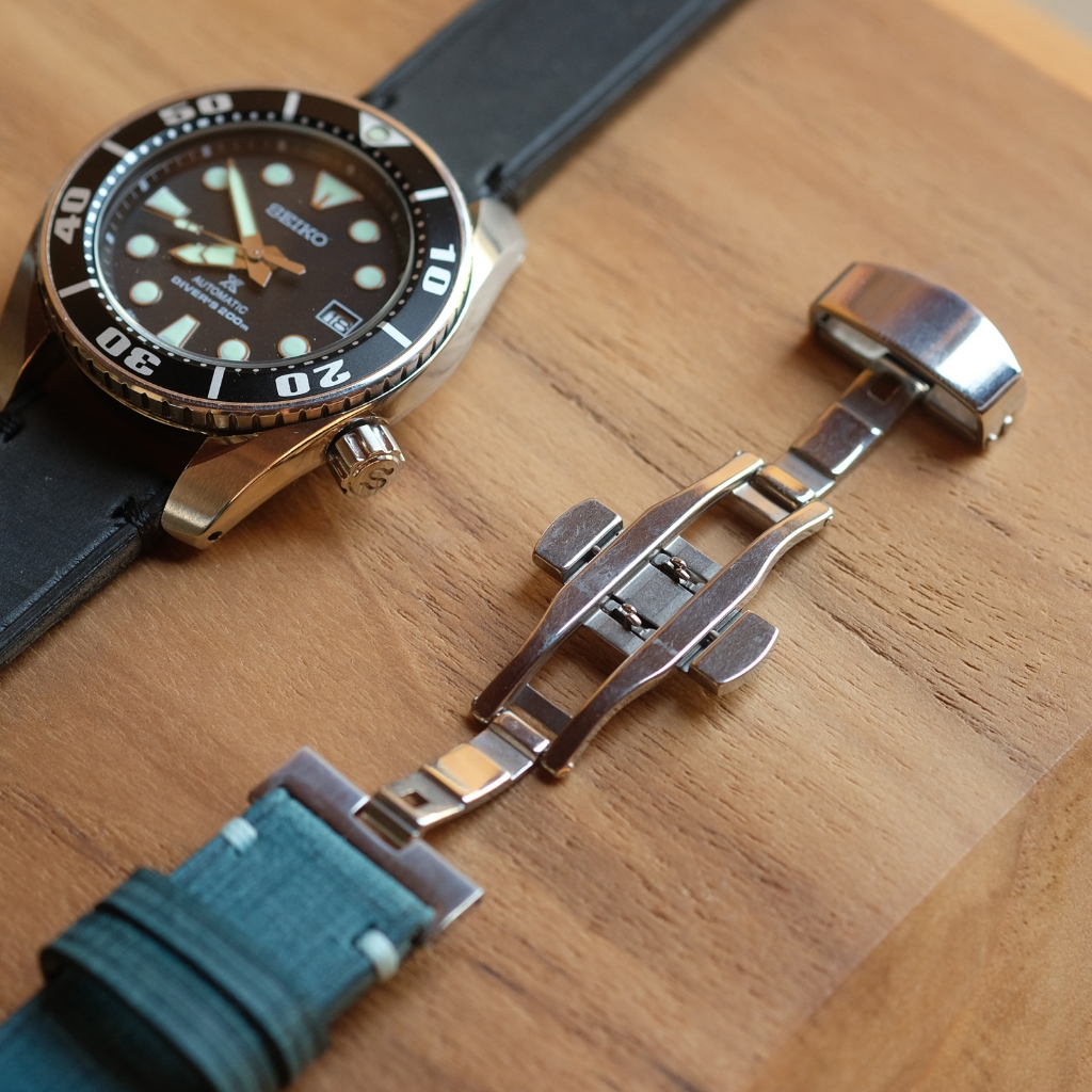 TYME strap สายนาฬิกาหนังอิตาลี รุ่น  WICK IV มาพร้อมกับ บัคเคิล Deployment Buckle Clasp สีทองเงา รับประกัน 1 ปี