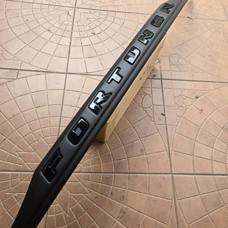 คิ้วท้าย toyota fortuner สีดำด้าน โลโก้มี 4 สี ใส่ปี 2015 - 2026 - รูปที่ 3