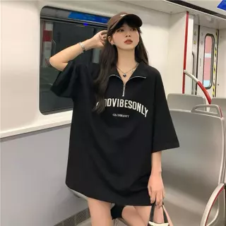 aililai1688 เสื้อยืดแขนสั้น ผู้หญิง แต่งซิปสกรีนตัวอักษรมี 2 สี ดำ/ขาวทรงหลวมทันสมัยแมทช์ได้หลากหลาย