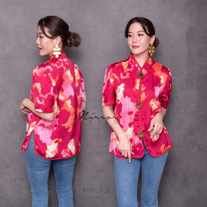 🧧สินค้าขายดี🧧 ••MiRRoRSiSTER’s CiA BLoUSE with Roses BRooCH•• เสื้อลายสีน้ำ แพทเทรินดีไซน์ทรงสวย ดีเทลคอจีนแขนสั้รจับยก - รูปที่ 3