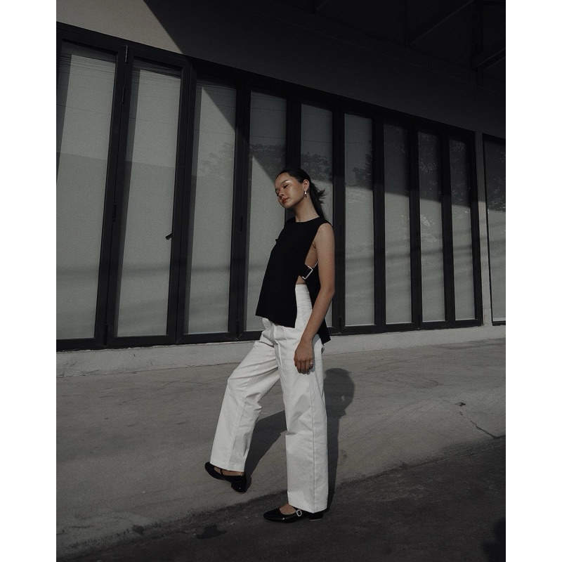 Pastelsmotel - CLEAN BLOUSE. เสื้อมินิมอล มีดีเทลแหวกด้านข้างลำตัว และมีตัวล๊อคหัวโลหะเนื้อด้าน