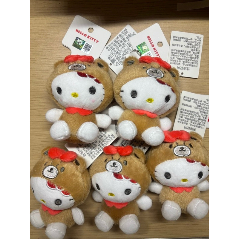 พวงกุญแจตุ๊กตา hello kitty ชุดหมีน้ำตาล
