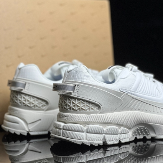 Nike Air Zoom Vomero 5Roam Summit White white ของแท้ 100%