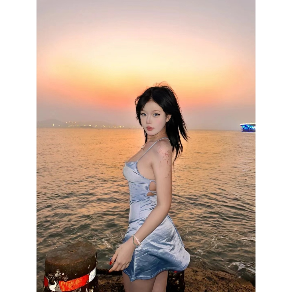 วันหยุดริมทะเลชายหาดสีฟ้าเซ็กซี่ร้อนหลังเปลือยคอแขวนกระโปรงสั้นกระเป๋าสะโพกชุดรัดรูป