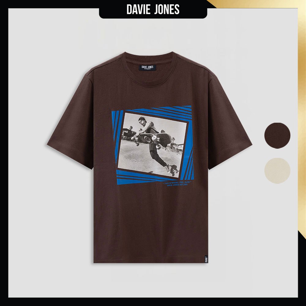 DAVIE JONES เสื้อยืด พิมพ์ลาย Graphic Slim Fit T-Shirt TB0449 สีน้ำตาล กากีอ่อน