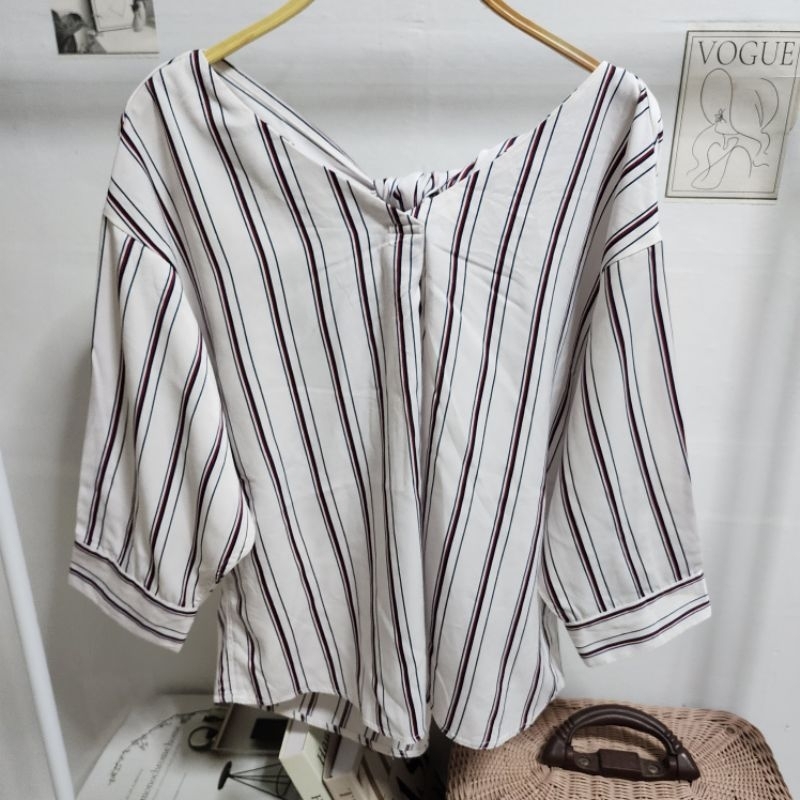ragout เสื้อคอวี ลายริ้ว ดีเทลเก๋