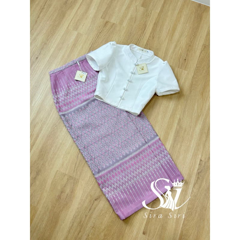 ชุดไทย Sira Siri เสื้อคอจีนทรงครอปสีขาวมุก ดีเทลแขนสั้น มาพร้อมกับผ้าถุงสำเร็จรูป ซิปหลัง อัดกาวทั้งชุด