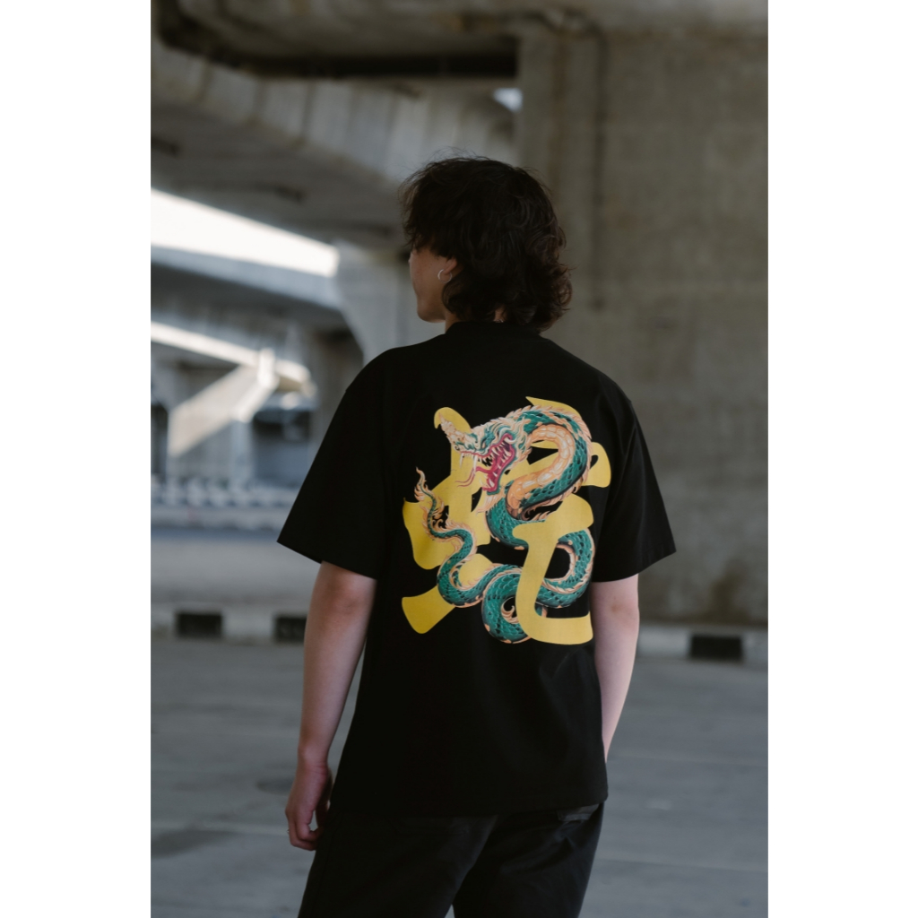 Windwear เสื้อยืดคอกลมลาย "Year of Snake" สี Black เสื้อยืดผ้านิ่ม สีดำ ใส่สบาย ตรุษจีน 2025