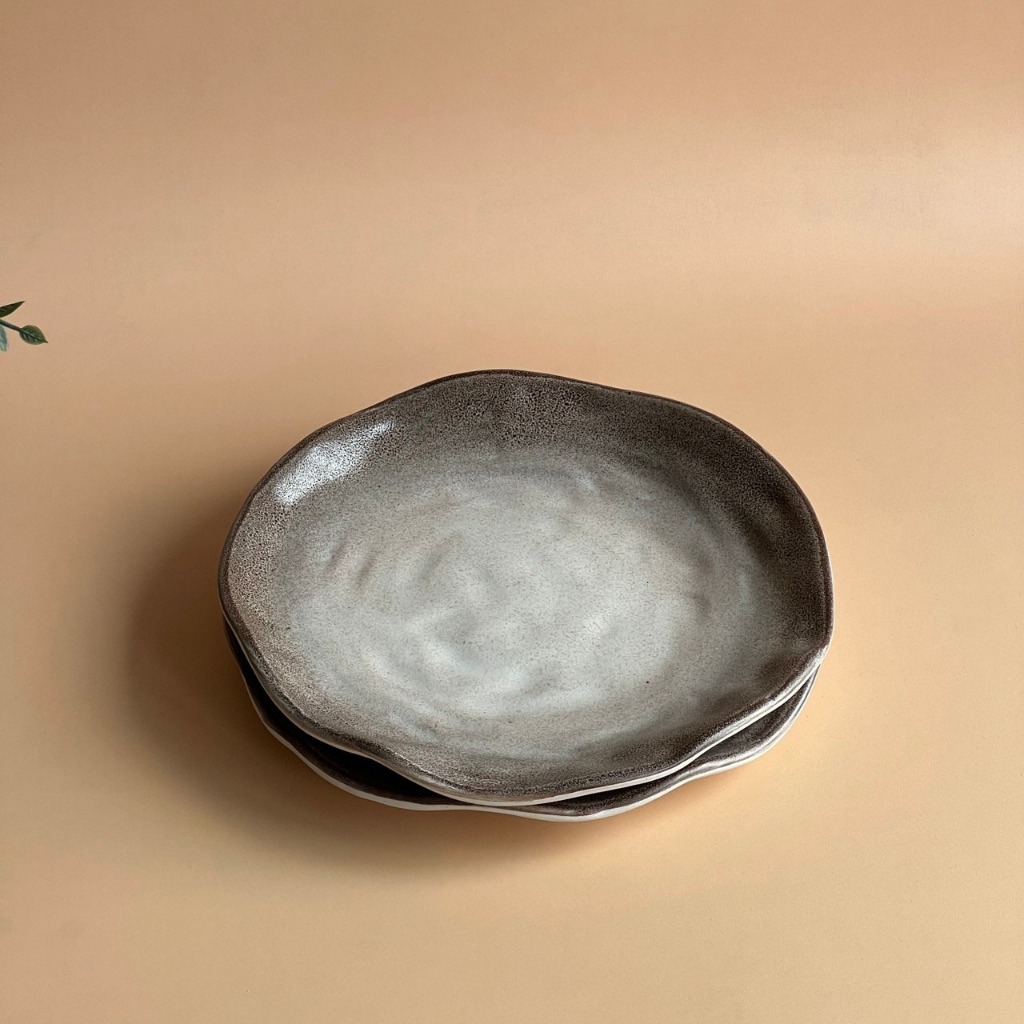 จานสีขาวเพ้นขอบน้ำตาล ขนาด 8 นิ้ว - AT1CERAMIC