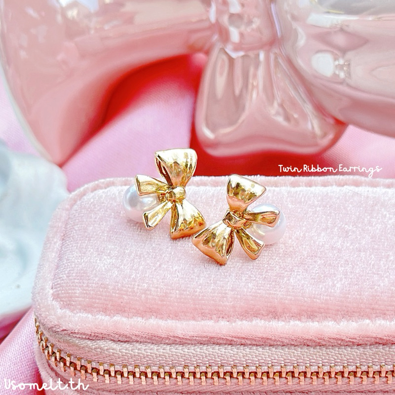 Usomelt.th - Twin Ribbon Earrings | ต่างหูโบว์ตกแต่งด้วยไข่มุก ขนาดกำลังพอดี