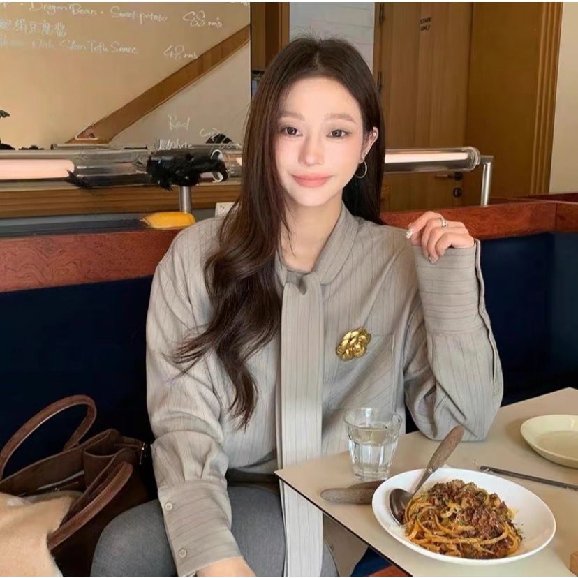 (พร้อมส่ง) รุ่น (AY-เทาดอกโกลด์17) เสื้อแขนยาว ผ้าคอตตอน100%สีเทา เสื้อเชิ้ตคอปก แขนพองติดแกรมลัคชูมาก ใส่แมทช์กับกางเกง