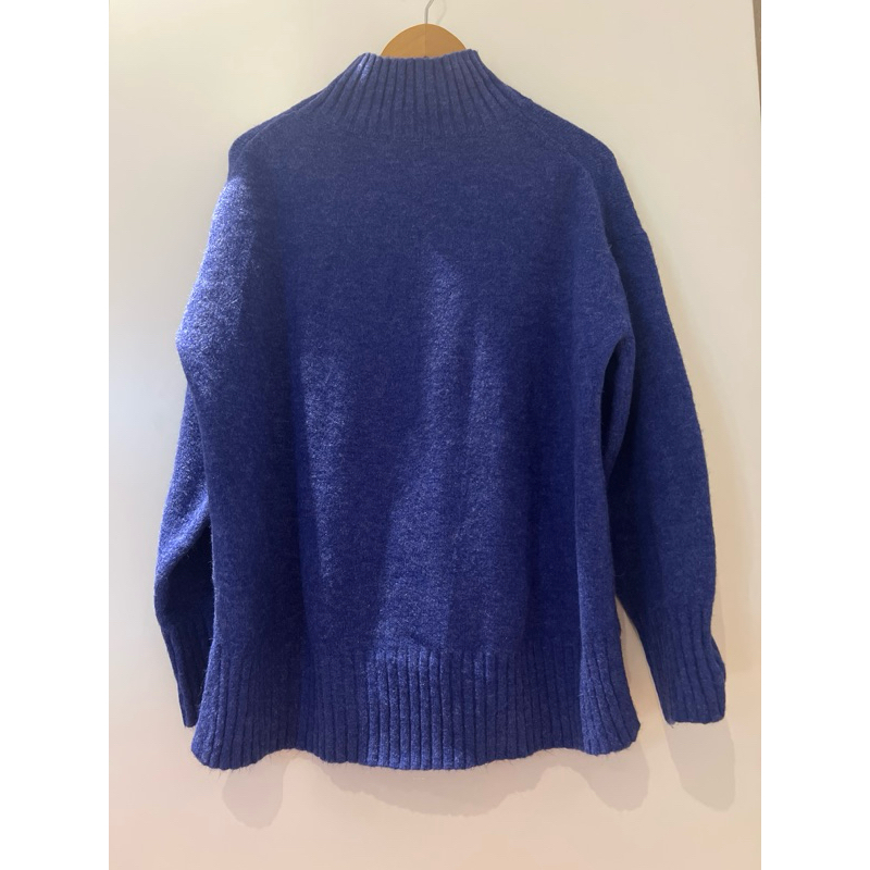 GUเสื้อกันหนาวสีม่วงน้ำเงินคอปีน มีความระคายผิวนิดนึง