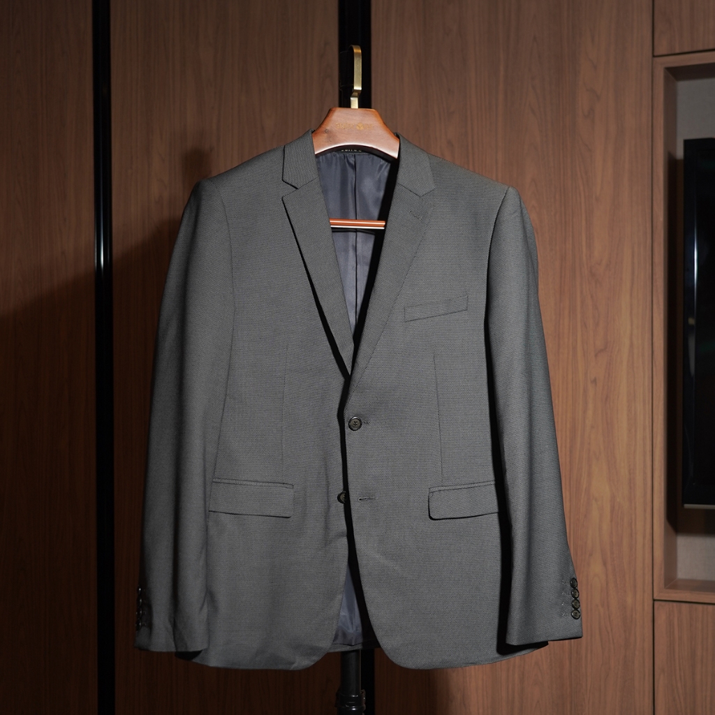 SUITCUBE เสื้อสูทสีเทาเข้มสลิมฟิต ใส่สบาย ระบายอากาศได้ดี ราคานี้ทีนี่เท่านั้น รุ่น UF295-2-J