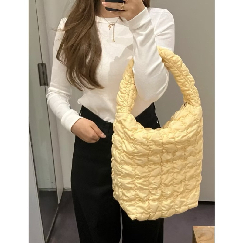 (พร้อมส่ง) กระเป๋า Cos Quilted Mini Tote สี Light Pink/Light Yellow/Dark Mole ของแท้100% - รูปที่ 4