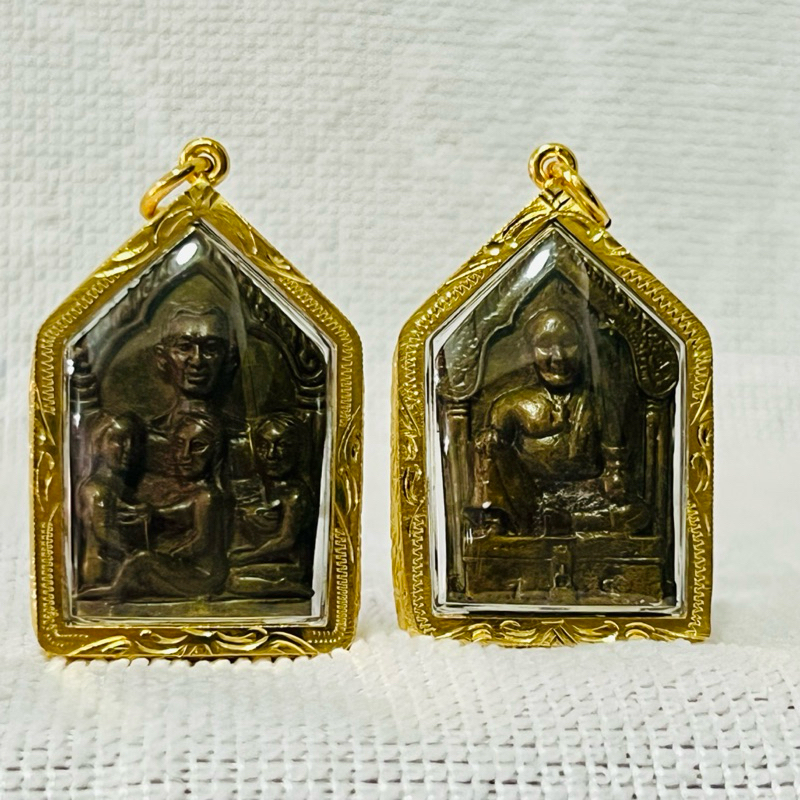 ขุนแผน ขุนช้าง องค์ทองเหลืองเลี่ยมสีทอง มีขนาด 0.6x3.2x5 เซนติเมตร