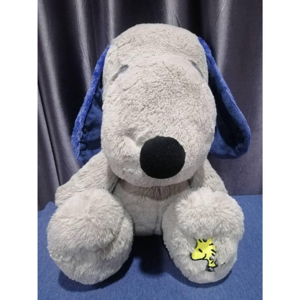 ตุ๊กตาสนูปี้ท่านั่ง สีเทา ตัวใหญ่  ป้ายผ้า Snoopy ขนาด 18 นิ้ว