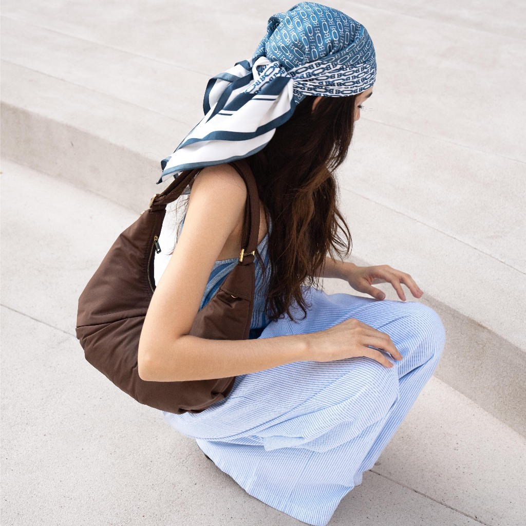 AN-A-ERA (JIRA STUDIO) - Roamer Original กระเป๋าสะพายข้างผ้าไนลอนสะท้อนน้ำ