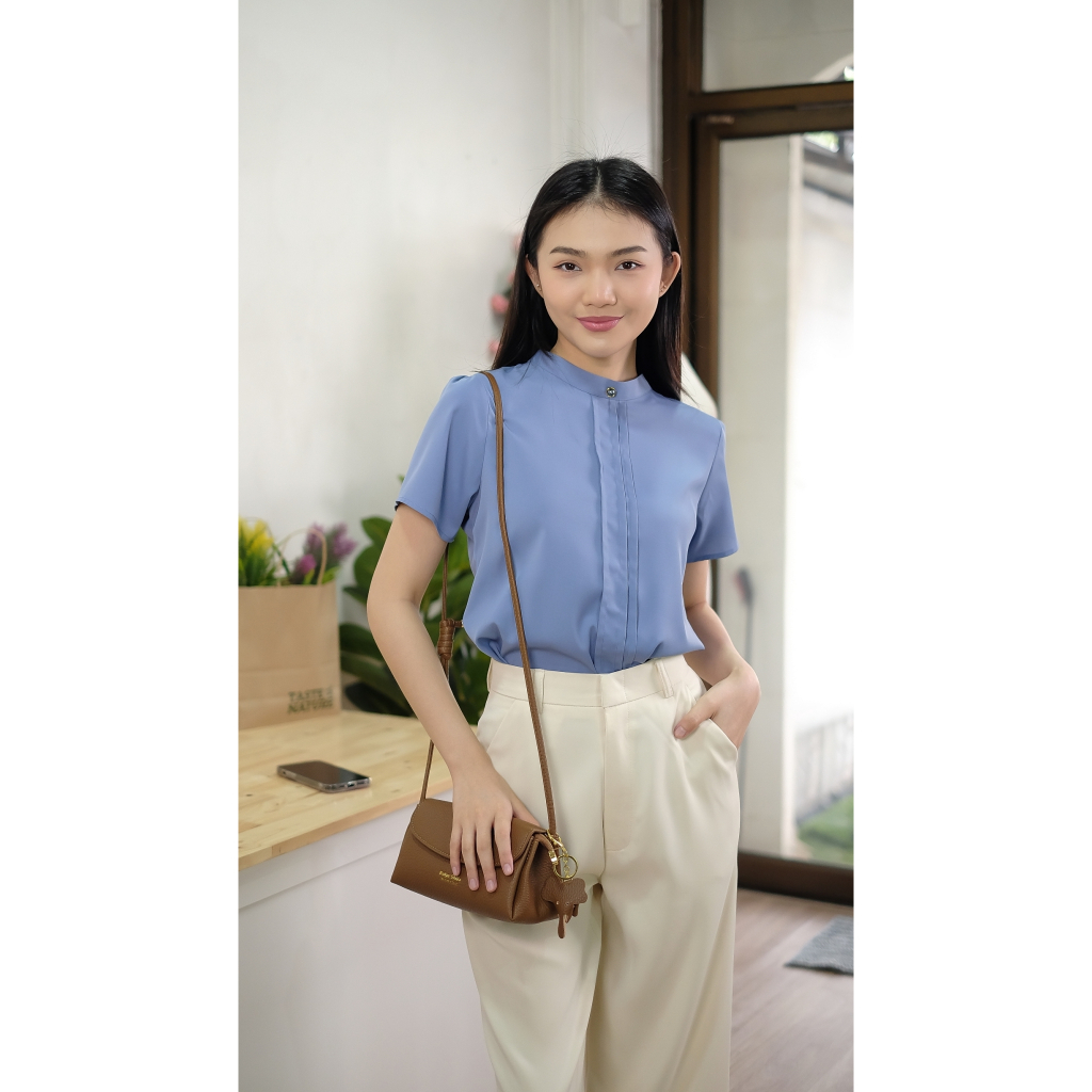 Unim เสื้อคอตั้งตีเกล็ดฟ้าคราม ประดับมุกดำ