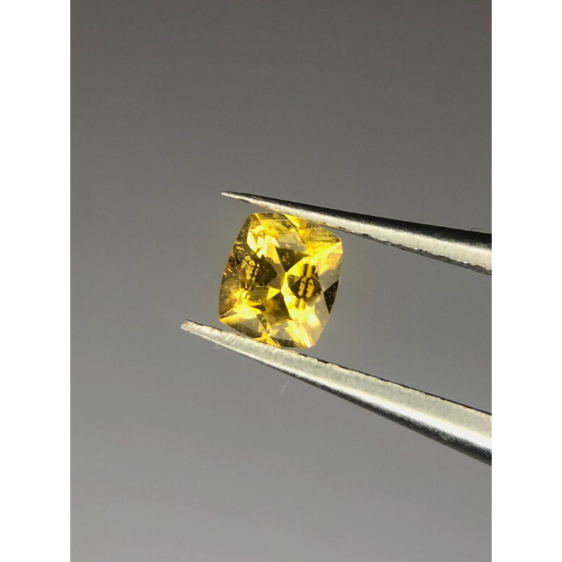 สฟีนธรรมชาติ | 0.29 กะรัต | 4.2x3.8x2.8มม. | ทรงหมอน Natural Sphene | 0.29 carat | 4.2x3.8x2.8mm | C