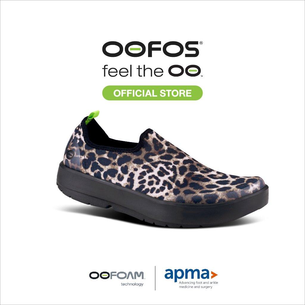 OOFOS WOMEN'S OOMG EEZEE BLACK CHEETAH รองเท้าเพื่อการฟื้นฟู