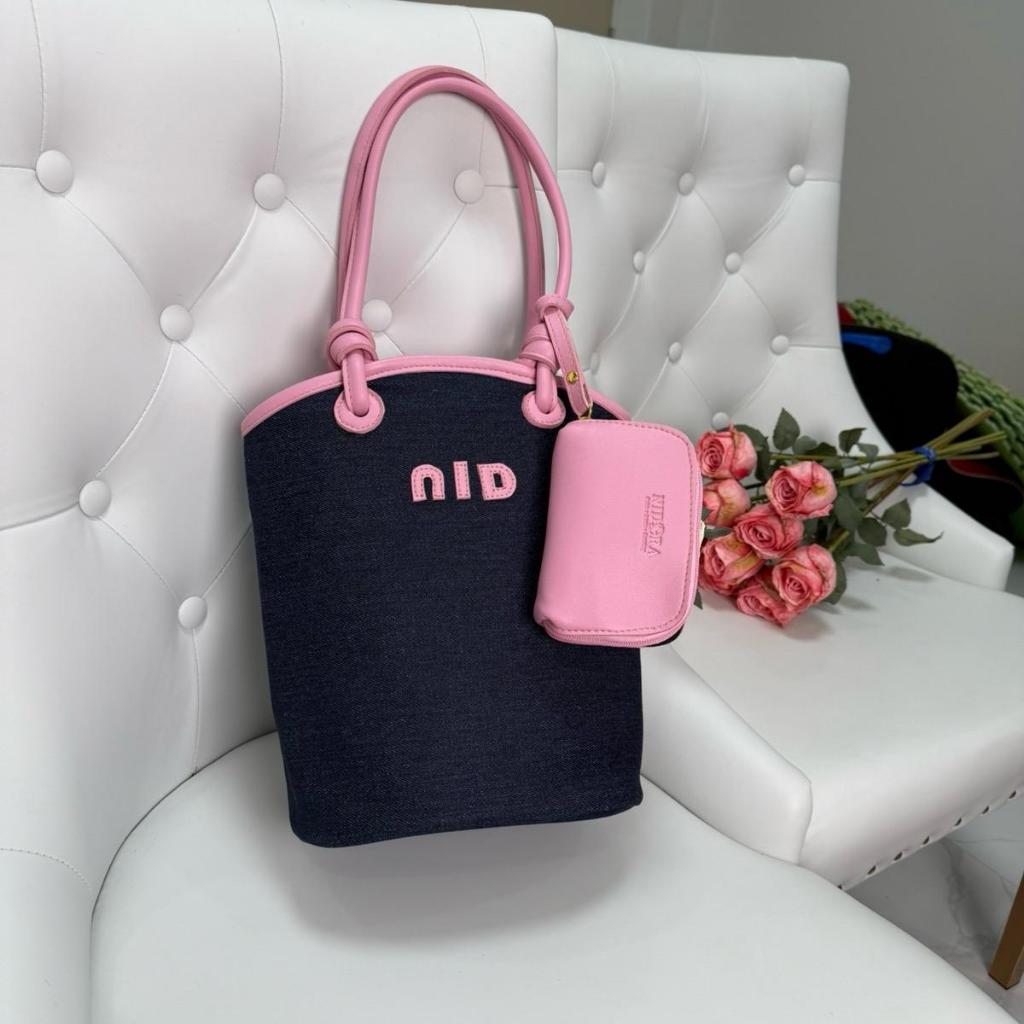 298 กระเป๋า รุ่นหูผูกงาน (ใบใหญ่ )ขนาด ความ กว้าง  12 นิ้ว ฐานกระเป๋า 6 นิ้ว ความสูง 12 นิ้ว