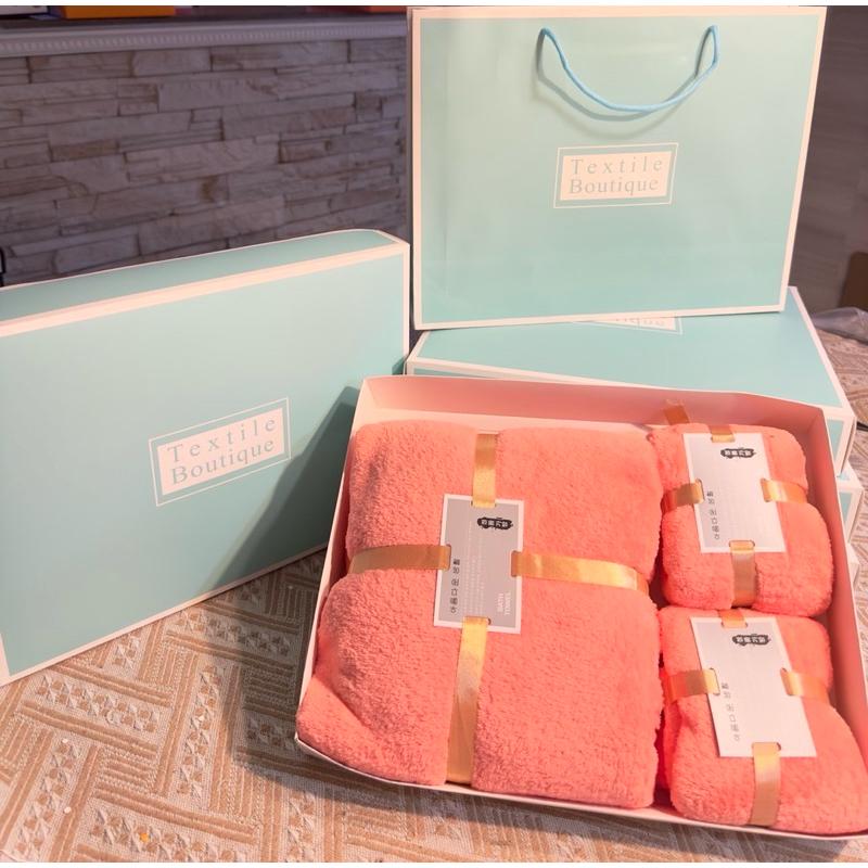 ของขวัญ  เช็ทผ้าขนหนู  3 ชิ้น มีกล่องและถุง เหมาะสำหรับเป็นของฝาก ของขวัญ ของชำร่วย(กล่องเขียวมิ้น)