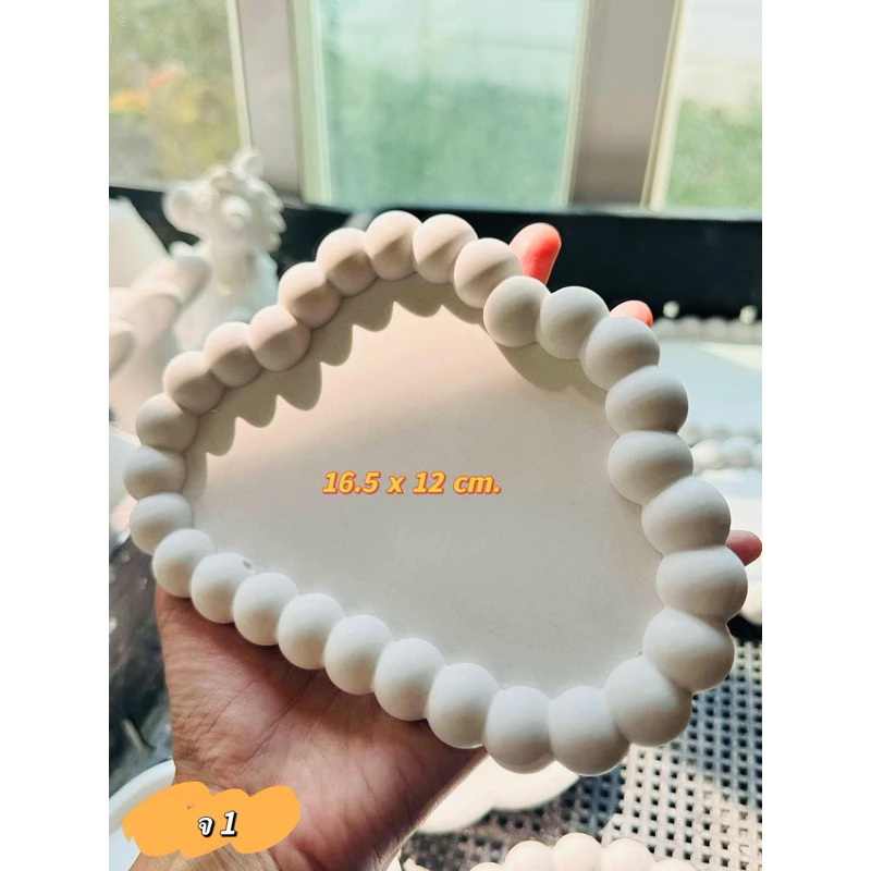 จานปูนปลาสเตอร์เปล่า 🎉ไม่มีสี ‼️งานทำมือมีร่องรอยตำหนิบ้างขอลูกค้ารับได้นะคะไม่มีผลต่อการใช้งานพร็อพสำหรับถ่ายรูปมินิมอล