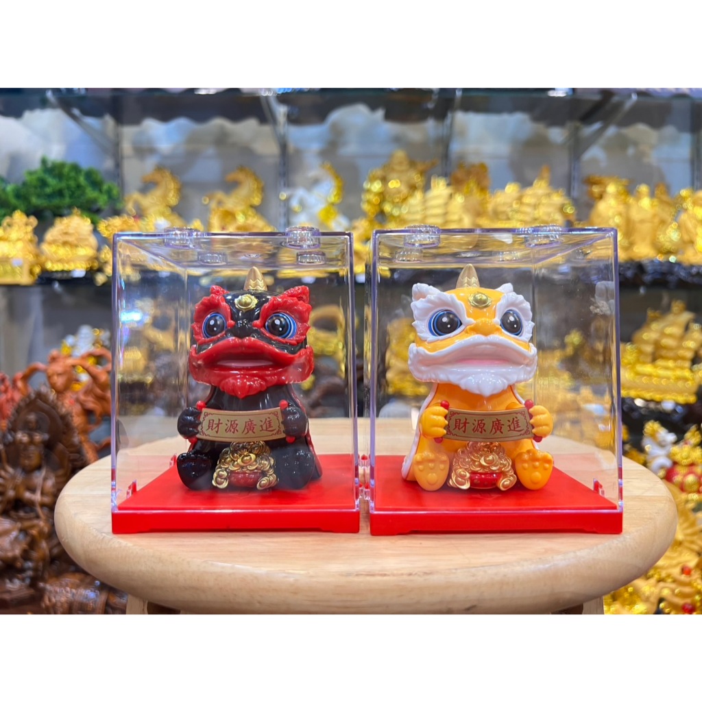 สิงโตมงคล ถือป้ายเรียกทรัพย์ พยักหน้าได้ ใช้พลังงานแสงอาทิตย์หรือไฟในบ้านได้ปกติ ไม่ต้องใช้ถ่าน ขนาดสูง 4นิ้ว
