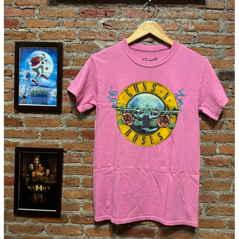 เสื้อยืดมือสอง ลายวงดนตรี Guns N roses ขนาดไซส์S สีชมพู