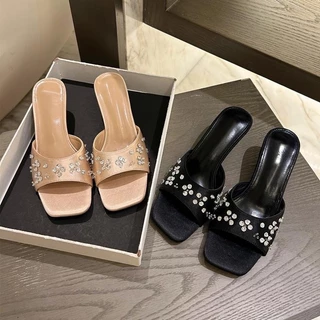 Daisy Velvet รองเท้าส้นสูงผ้าซาตินทรงสวมดีเทลปลายส้นดอกไม้ 2.5 นิ้ว คอมพลีทลุคหวานฉ่ำ ชวนมอง คุณหนูเกาหลีละมุนๆ P09