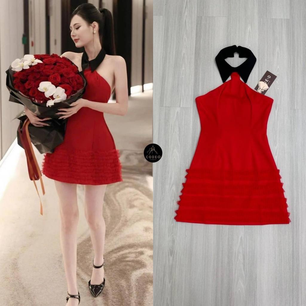 มินิเดรสสีแดงสดดีไซน์แขนกุดเว้า ดีเทลแต่งคอปกสีดำโชว์หลัง CODE-D CLOSETS - Size S