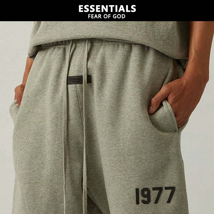 『ESSENTIALS』กางเกงขาสั้น FEAR OF GOD ESSENTIALS 1977 Sweat Shorts กางเกงขาสั้นกีฬาพิมพ์ลายกำมะหยี่