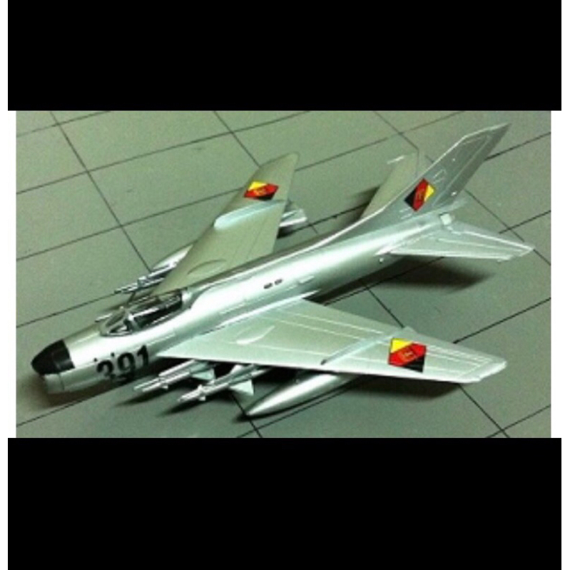 MiG 19 Farmer เยอรมันตะวันออก East Germany ขนาด 1/100  ทำจากพลาสติก