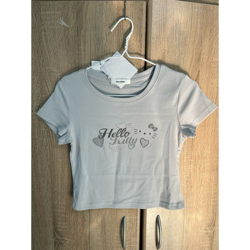 ส่งต่อ เสื้อยืดครอปป้ายจูน June อก32-40 ยาว 17 (มือ1)