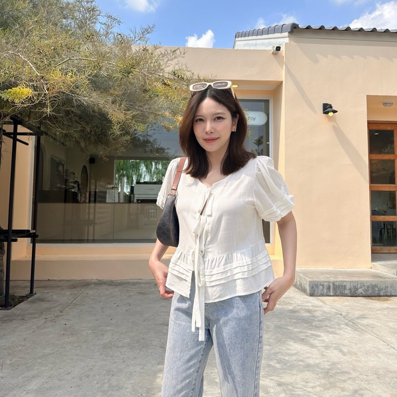 BAGEL BLOUSE เสื้อแพทเทิร์นน่ารัก ผ้าลินินเนื้อนิ่มทิ้งตัว ดีเทลผูกโบว์ด้านหน้า แขนพอง - รูปที่ 4