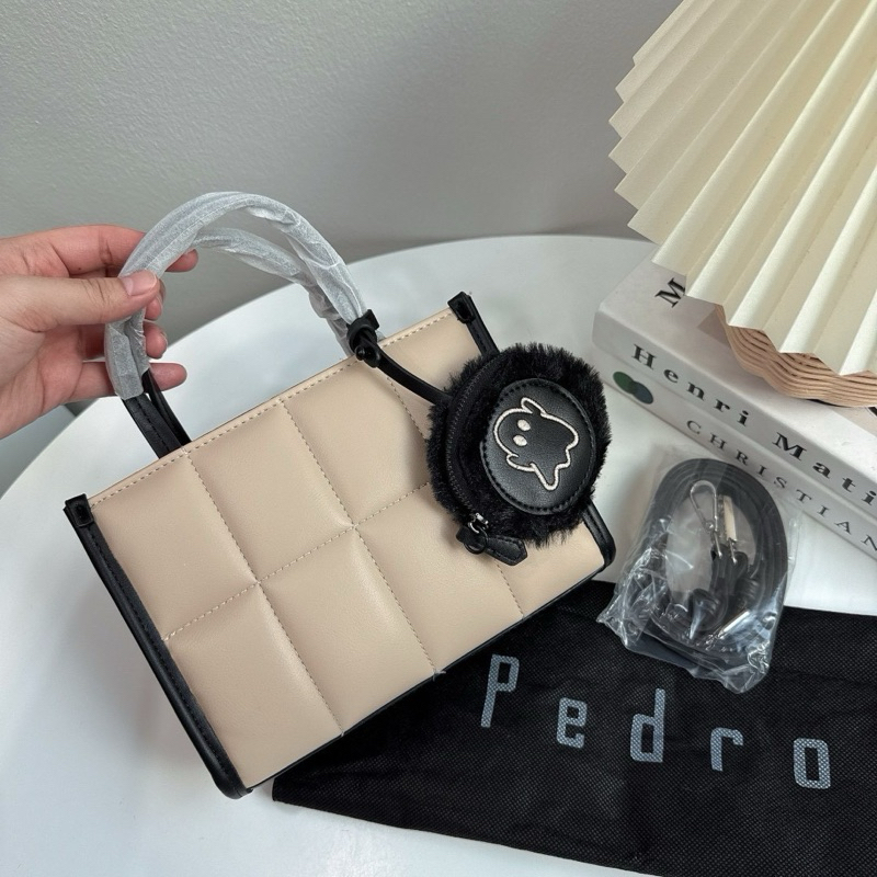 กระเป๋าถือ pedro ทรง tote หนังนิ่ม☁️ มีสายยาว สวยมาก💕