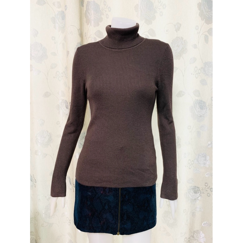 (SWY480)  เสื้อสเวตเตอร์ไหมพรม ทอลายร่อง คอเต่า แบรนด์ GU ไซส์ M อก 28“ (ยืดได้ถึง 46”)  ⭐️มือสองค่ะ