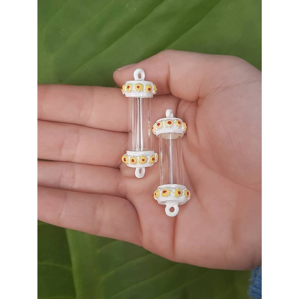 ฝาตะกรุดลายดอกพิกุลลงยาสีพาสเทลฝาขาวดอกเหลืองจุดแดง พร้อมหลอดยาว3-6เซน