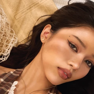 earika.earrings - primrose clip stud ต่างหูรูปคลิปดอกไม้วัสดุสแตนเลส (stainless steel) ใส่อาบน้ำได้ เหมาะสำหรับคนแพ้ง่าย