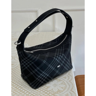 พร้อมส่ง☕️Crying Center กระเป๋าถือ black felt (ใช้โค้ดลด 20-…